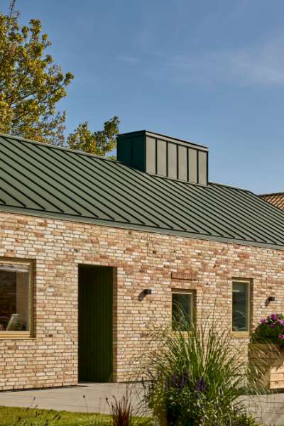 Green steel profiles set the framework for a rural family collective, Ølbyvej 178, 4623 Lille Skensved, Denmark